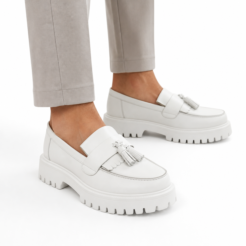 mocassins homme blanc en cuir compensé détail porté aux pieds