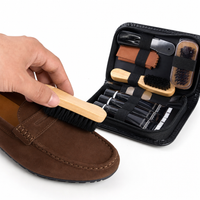 brosse de nettoyage verni en daim détail porté aux pieds